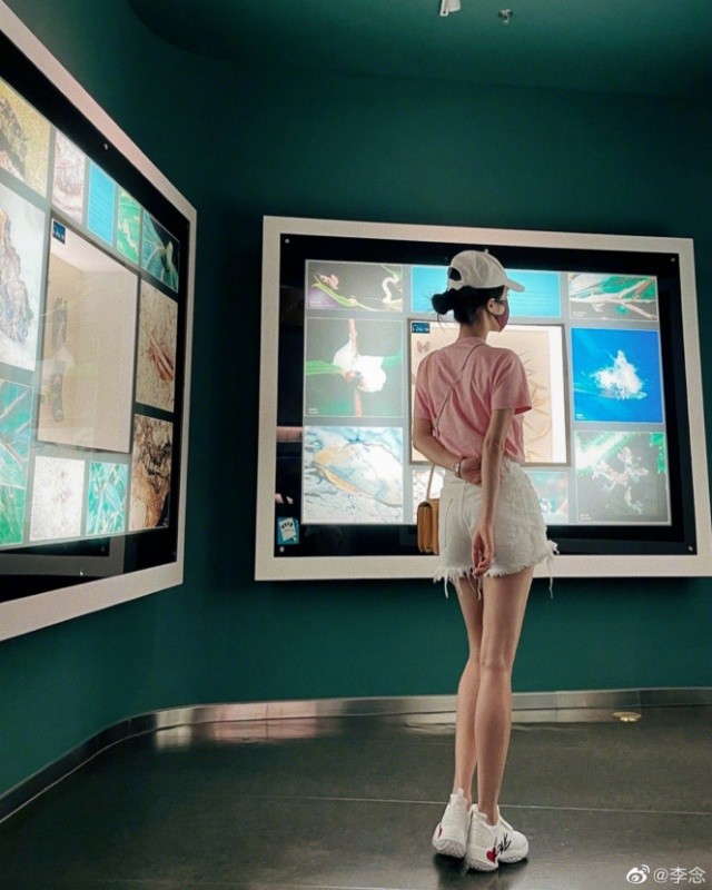 徐凤年|36岁李念深夜逛商场，无惧严寒大腿露出一截，嫁大14岁富商生俩娃