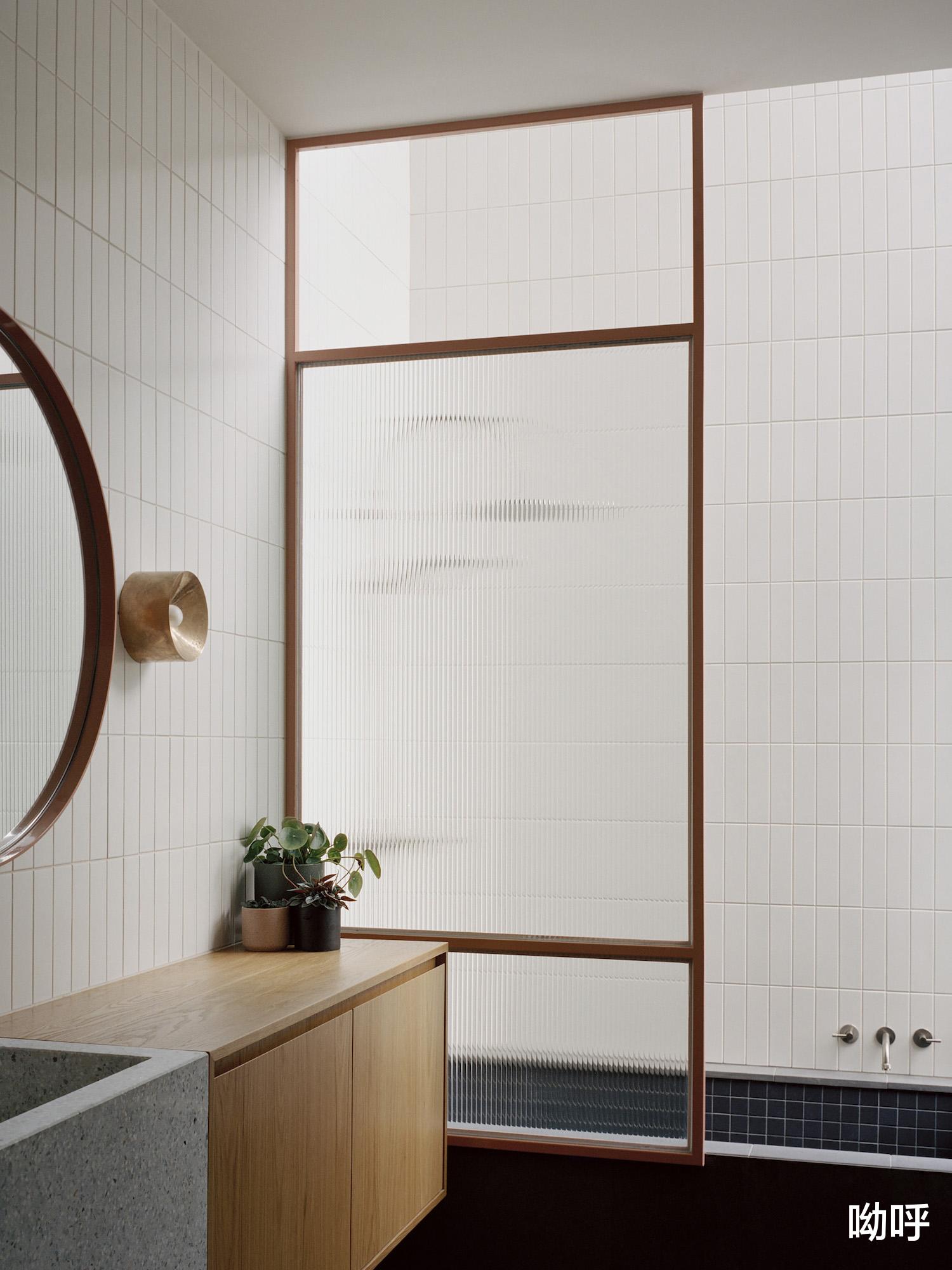 光明工作室通过八个不同的综合户外空间，在墨尔本北菲茨罗伊设计了一个私人绿洲