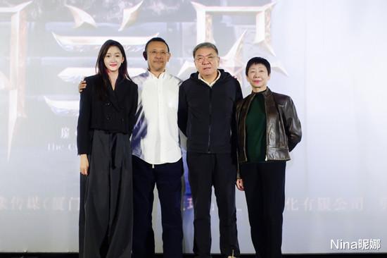 关晓彤|关晓彤现身开机活动，穿牛仔配皮裤九头身实力抢镜，比女二高一截