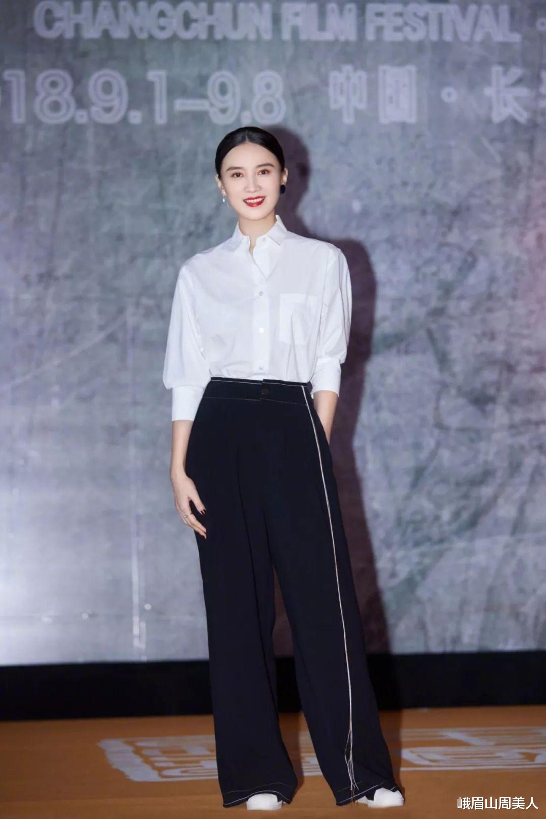 峨眉山周美人|?今夏火了一种穿法：“阔腿裤+衬衫”，舒适时髦又显高