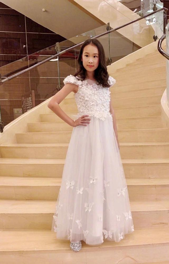 闲鱼有话说|赵文卓大女儿归国，14岁穿“及臀裤”走轻熟风，这身材比例太完美