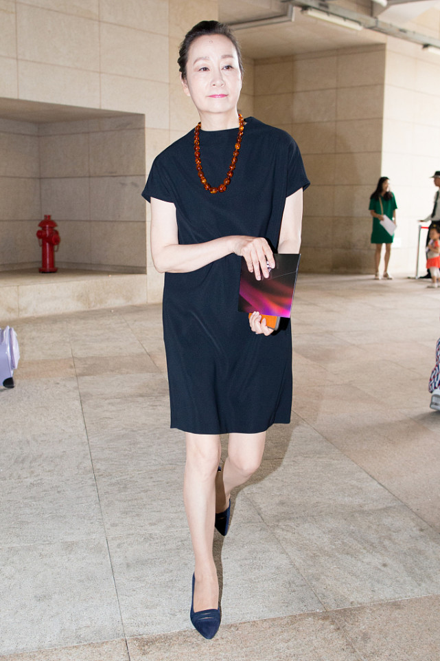 BiuVogue|老戏骨奚美娟很优雅，虽然年纪不小了，身材保持的还是很完美