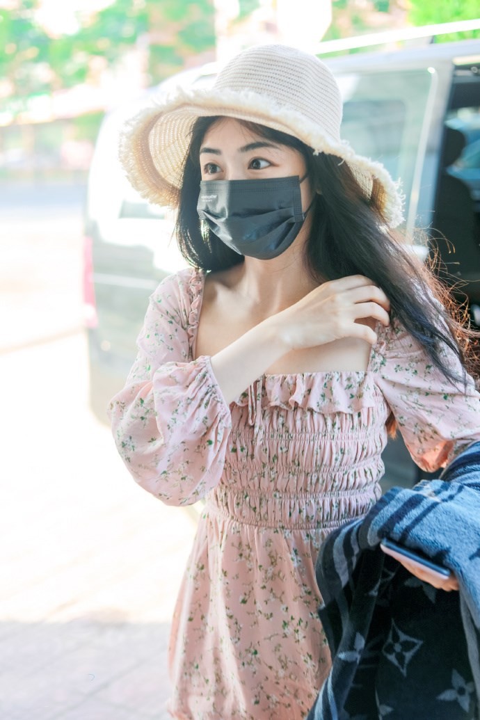 八只爪的猫|被张含韵甜到了，穿法式方领裙像邻家小妹妹，糊咖佟梦实真高攀了