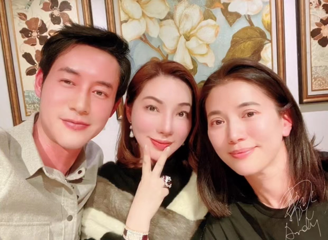 袁咏仪|50岁袁咏仪与友人吃大餐，喝到微醺脸颊红润，桌上数瓶茅台显奢侈