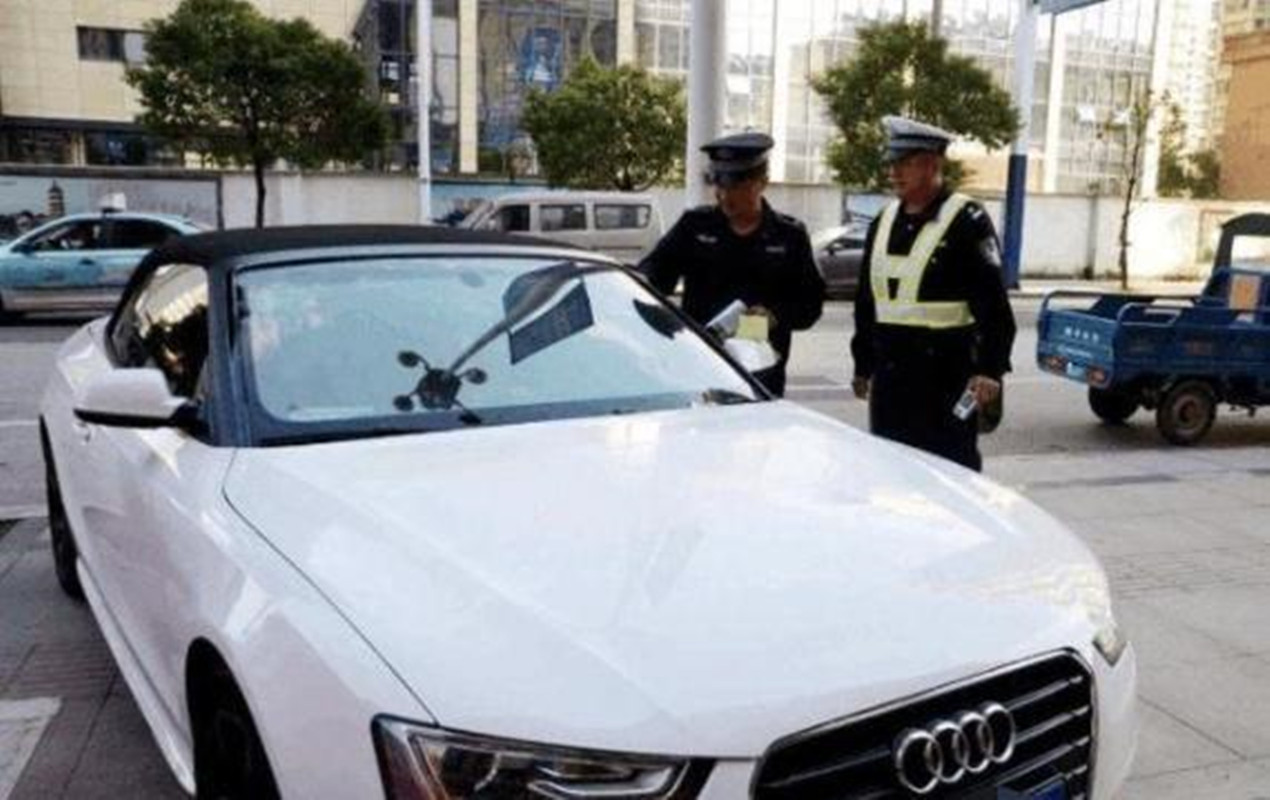 天下未来车 交警在查车时会摸一下车屁股, 你有留意到么，是什么意思?