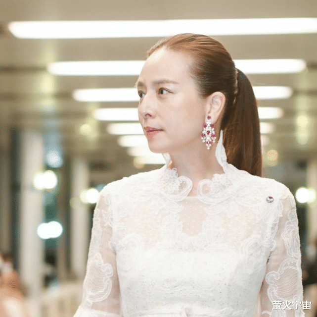 乘风破浪的姐姐|泰55岁华裔富婆晒照从小美到大，素颜妆见公主高情商，虽跪地却更高贵