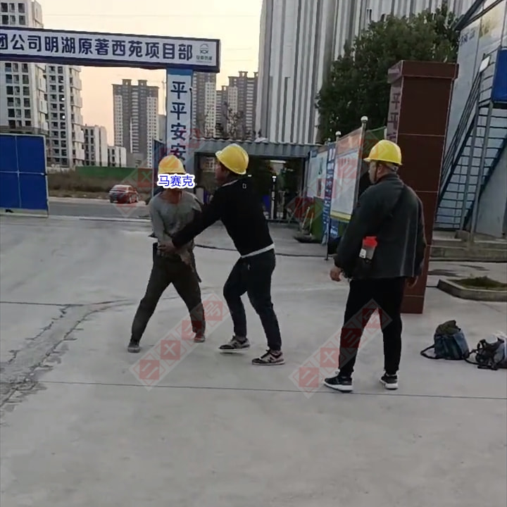 安徽一塔吊师傅空中小便,尿到男子头上,男子拿着铁锤要揍他