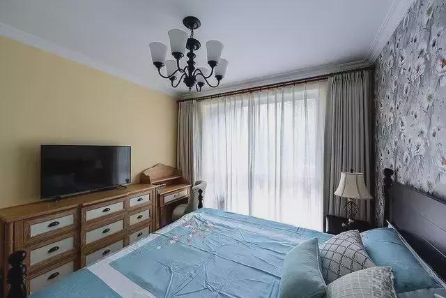 刚装的新房,简直太漂亮了,亲戚都夸卧室壁纸选的有眼光