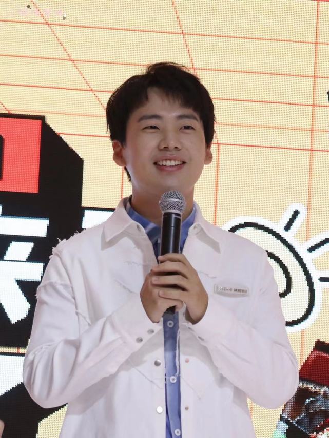 郭麒麟|德云社太子爷郭麒麟素颜坐高铁，憔悴浮肿状态差婉拒路人合影要求