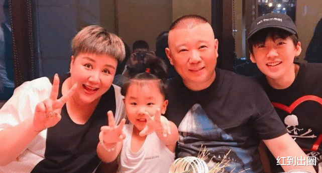 郭德纲|郭德纲携妻子王慧参加饭局，妇唱夫随恩爱十足，身边还有爱徒相陪