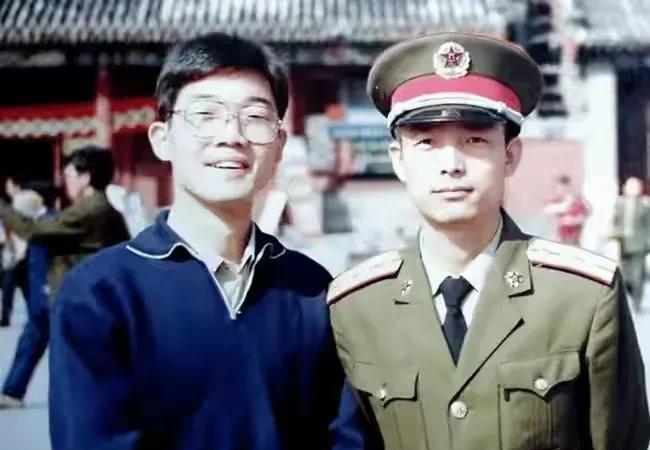 黄家驹|家喻户晓到销声匿迹,“相声演员”大兵的消亡史,比你想的更恶劣