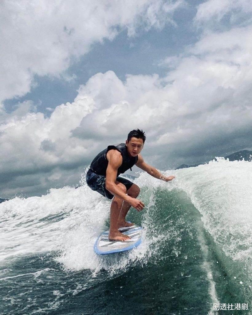 张振朗|TVB小生张振朗与女友同居试婚，两人接侄子放学，像极了一家三口