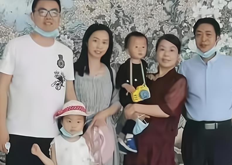 熊黛林|田静晒出儿女温馨照片，并直言房子不一定要大，疑似在内涵杜新枝