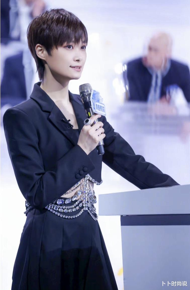 李宇春|李宇春终于穿的像个女人，想不到她穿裙子气质惊艳，早该这样穿了