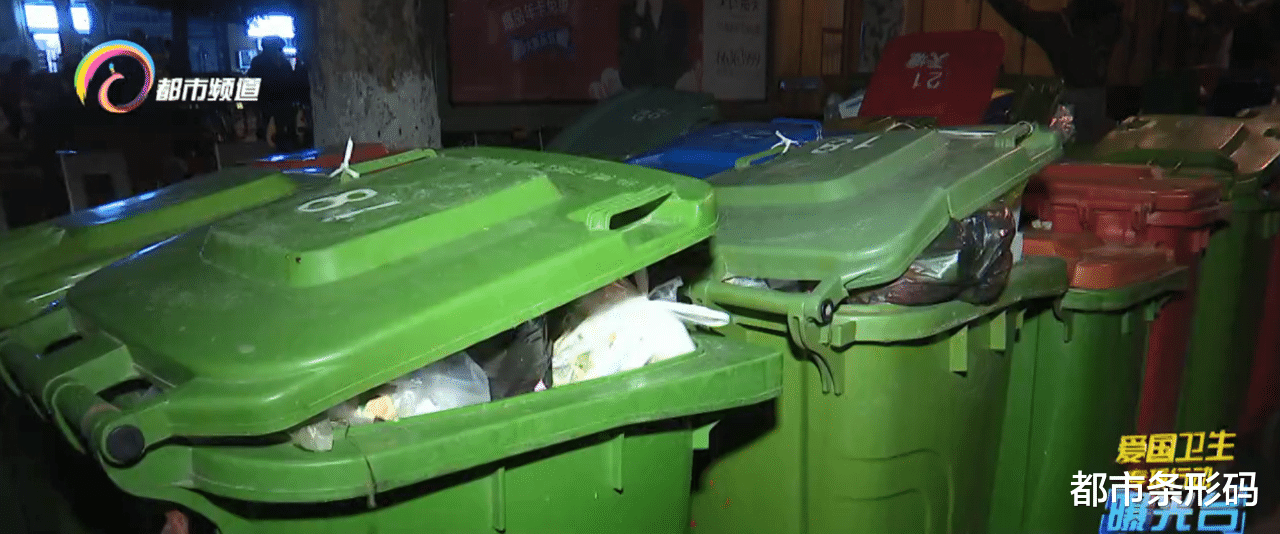 都市条形码 小区垃圾占用市政道路 目前仍在优化解决方案