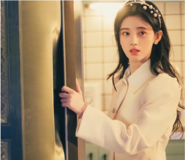 鞠婧祎|女网红花6万整成鞠婧祎，晒整容前后对比照，网友：原来的你好看