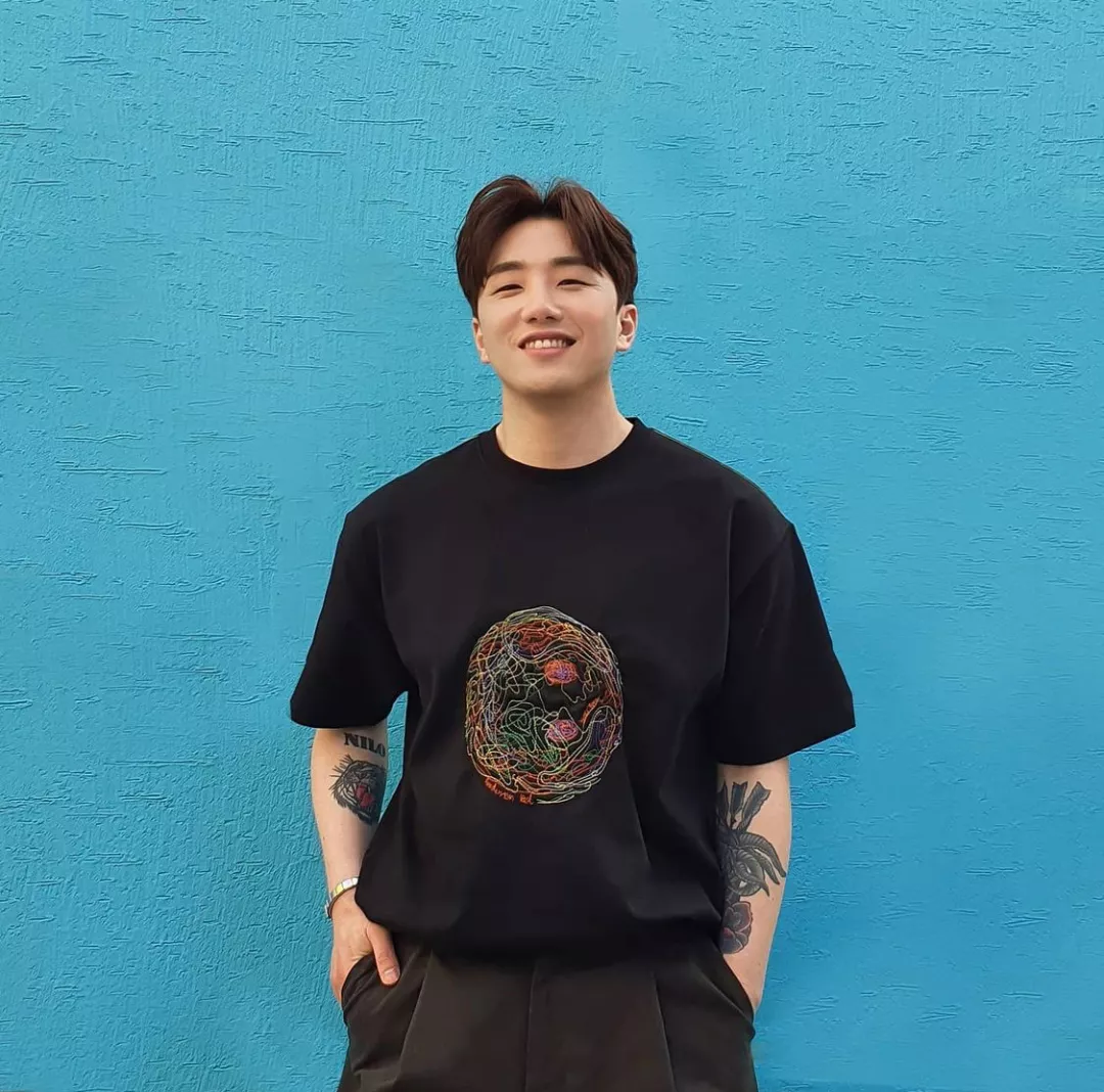 神曲|韩人气男歌手突然宣布结婚！曾凭一首神曲pk顶流爱豆歌手一夜爆红？