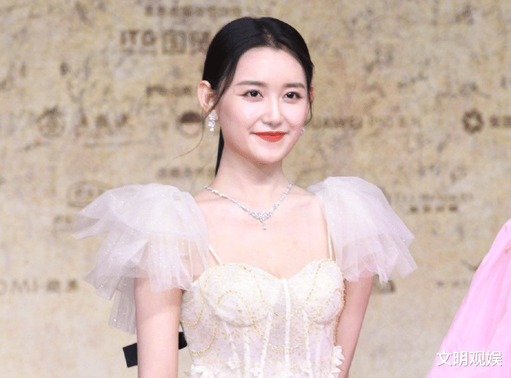 蒋依依|星辰大海拍合照，张子枫享C位，蒋依依比吴宣仪还靠边