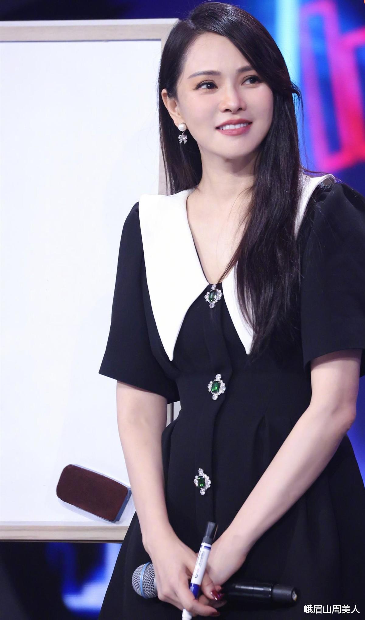 峨眉山周美人|伊能静真有自信，大妈年龄还学人家“露大腿”，配大红靴真够个性