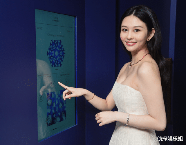 沈月|邱淑贞大女儿参加活动，身穿白裙好身材尽显，美貌气质不输妈妈