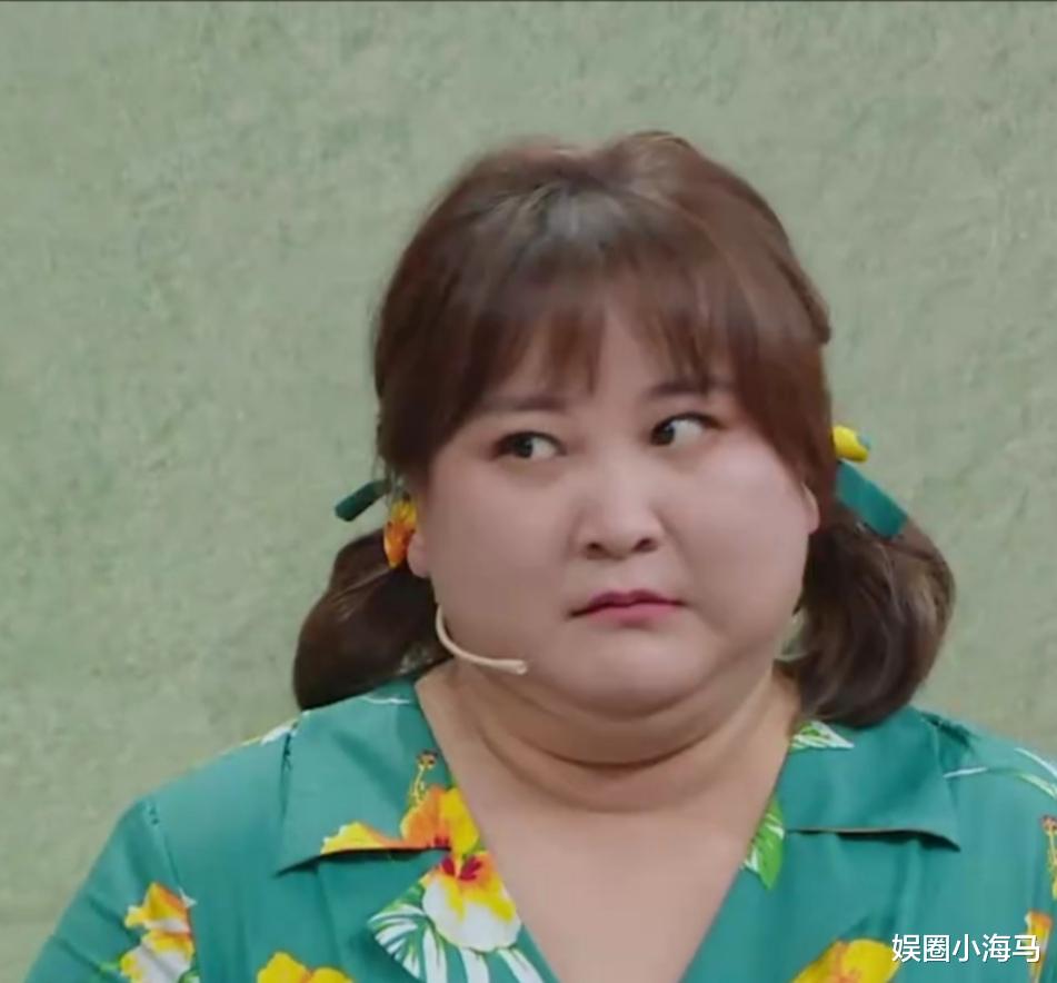 贾玲|贾玲近况曝光:身材变瘦不臃肿,与张小斐同游环球影城,笑容满面