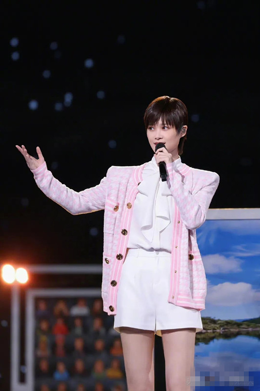 李宇春|李宇春真是谜一样的存在，默默红了16年，穿高定比原型还有气质