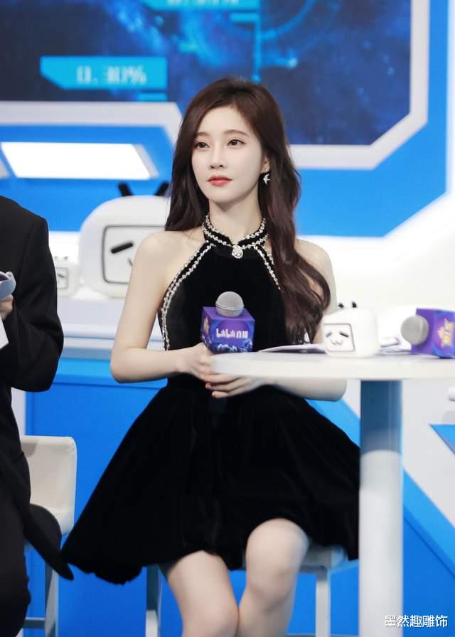 崔真实|BLS年度盛典，冯提莫当蓝毯主持人，穿黑色无袖短裙可爱又性感！