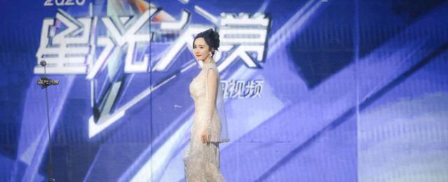 杨幂|微博之夜杨幂是偷偷去练习仪态了吗？整个人气质大变