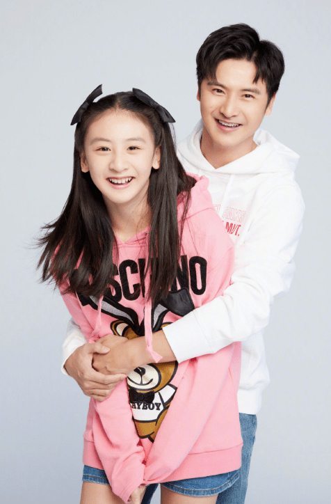 田雨橙|田亮一家在商场被偶遇，森碟个头高略微驼背，小亮仔爱吃糖豆