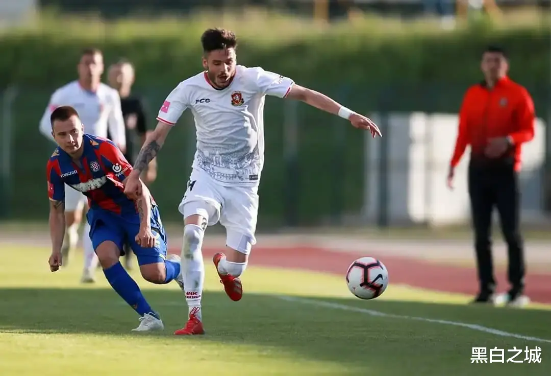 求职|太狂了！欧洲25岁当红前锋拒绝中超报价，称中国没有职业足球