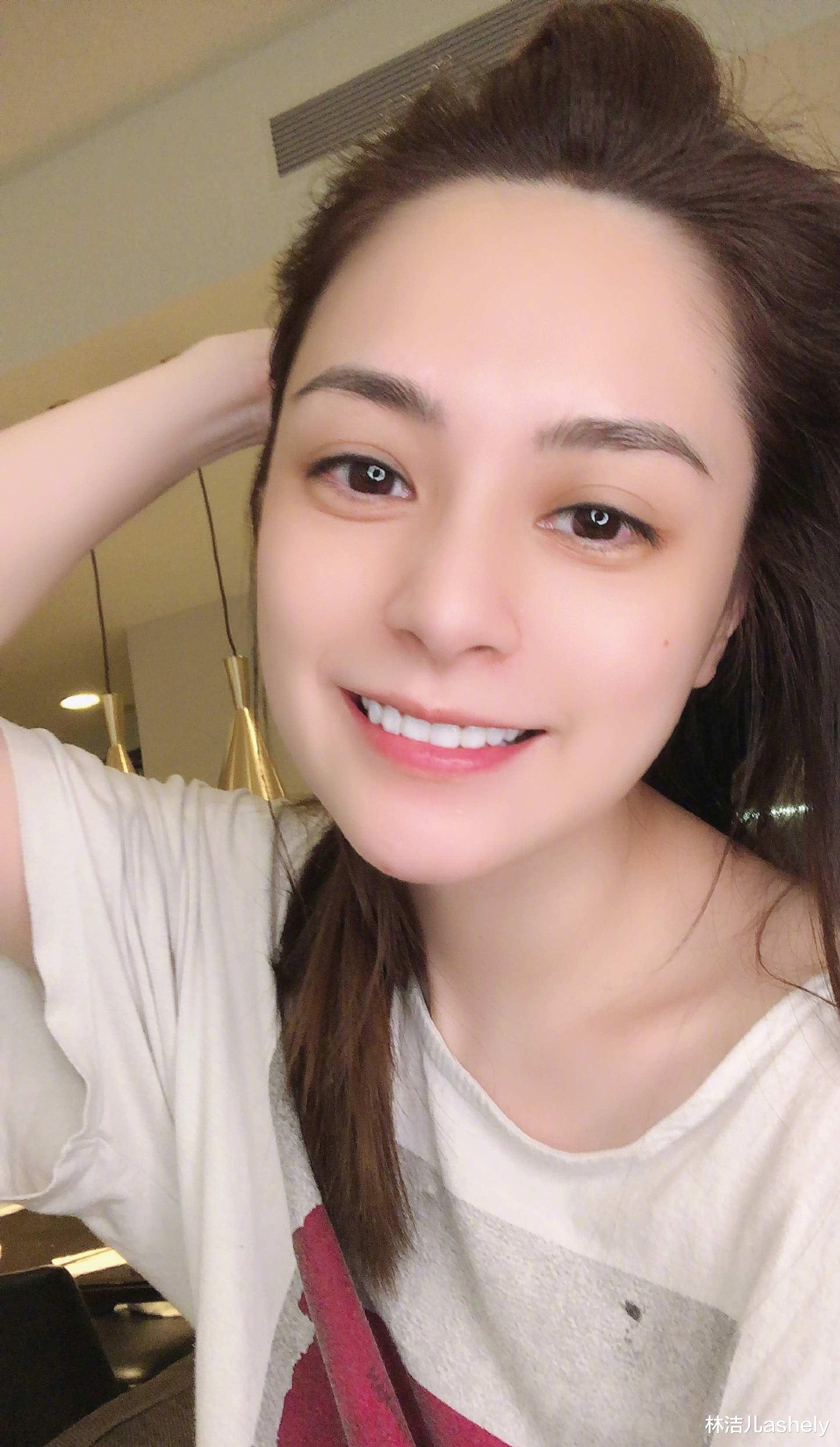 明星素颜|女明星跟普通人有壁，就连素颜也让人惊艳，景甜更是连毛孔都没有