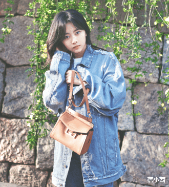 蓓小西 谭松韵“娃娃脸”真占便宜，穿牛仔套装尽显青春感，像个高中生