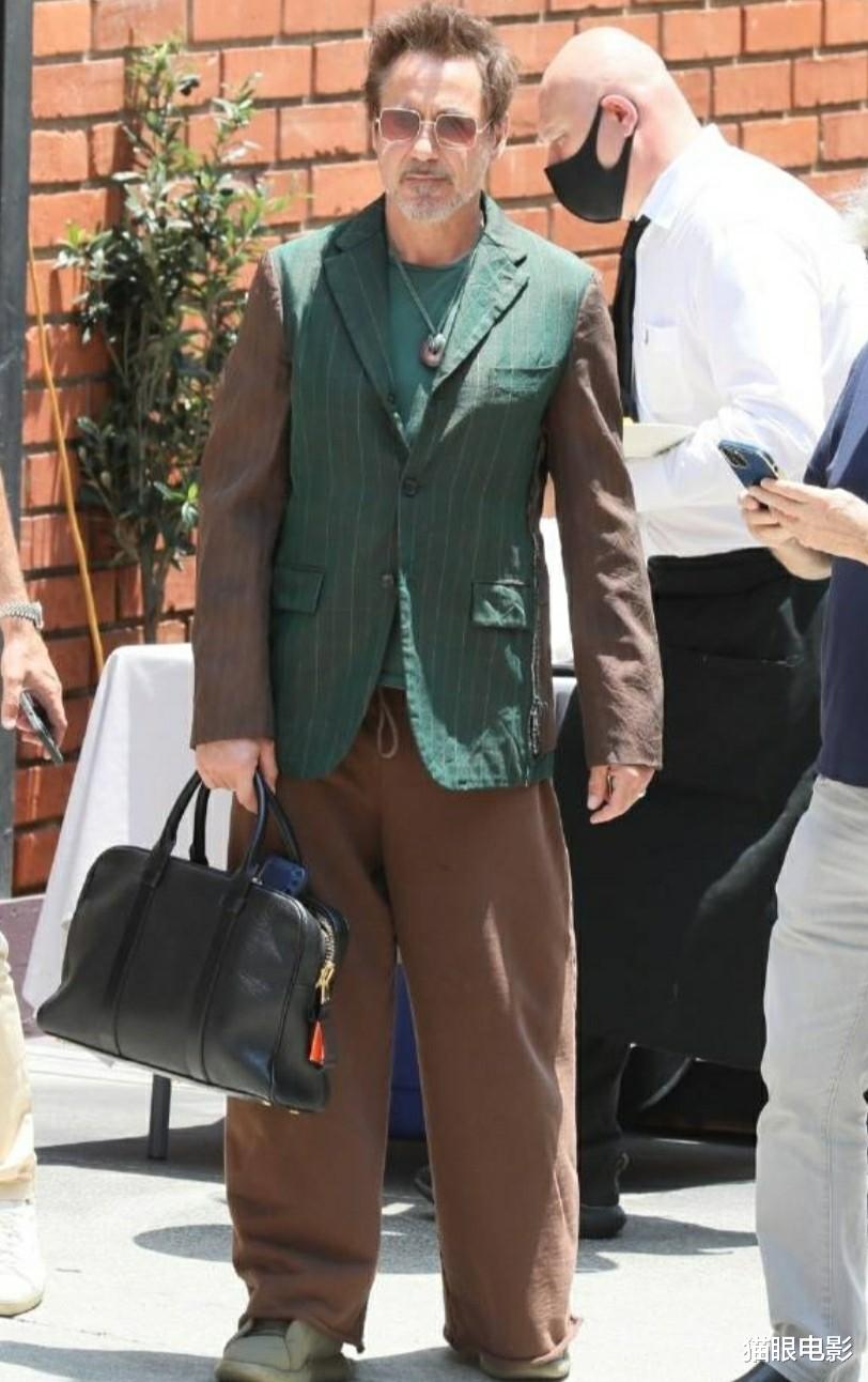 钢铁侠|钢铁侠小罗伯特唐尼太敢穿，裤子像裙子一样肥，身材变成五五分