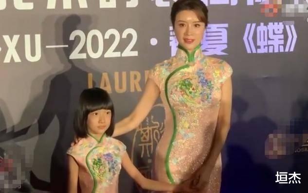 时装周|众星参加时装周，金巧巧携女儿穿旗袍，娄艺潇穿汉服