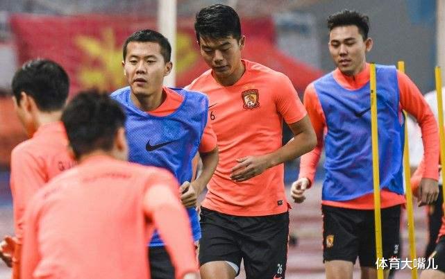 中国足球|饿着肚子夺冠,自发组织训练:中国足球人,其实挺可爱