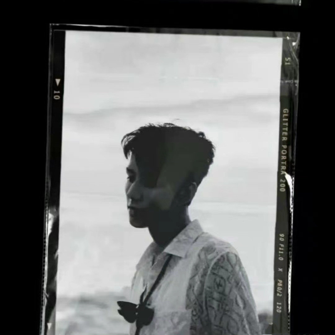 李现|李现和蔡徐坤在三亚冲浪：李现腹肌亮眼，蔡徐坤半裸上身拿冲浪板