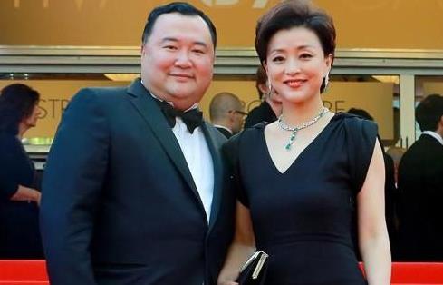 杨澜|52岁杨澜一家近照，丈夫隐瞒了23年，女儿和年轻的她很像