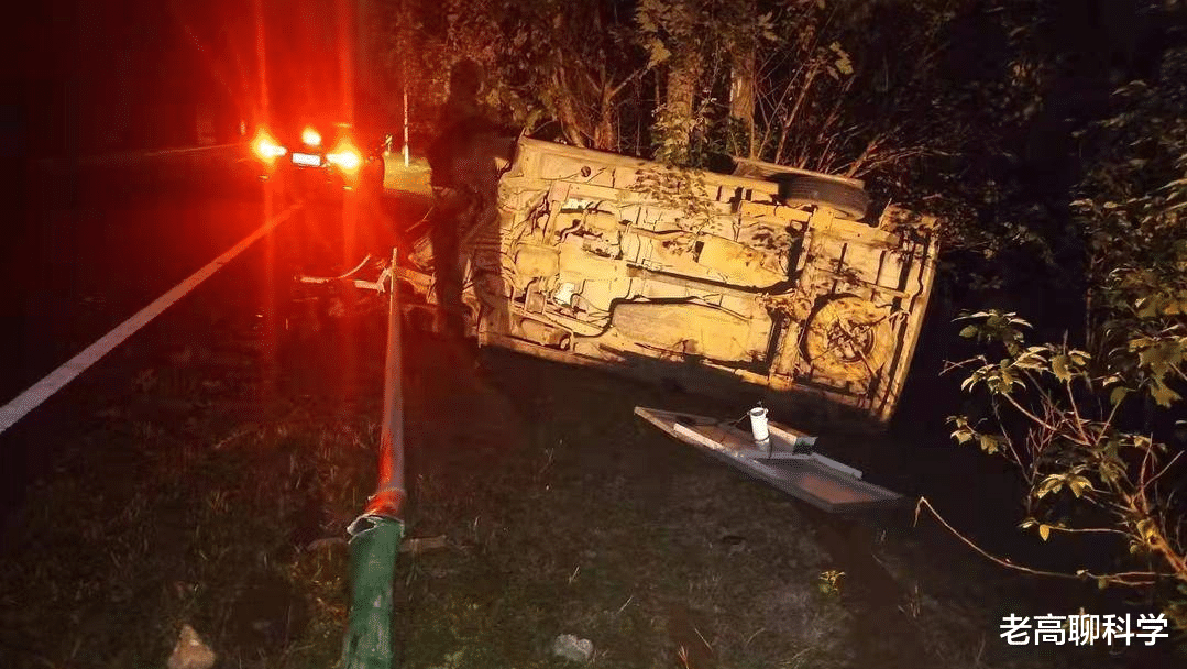 翻车了!南京野猪撞击面包车,4人受伤,“捕杀令”制服不了它?