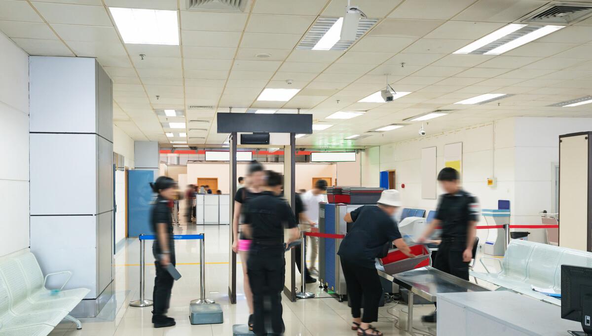 平空间 坐飞机时，安检人员不让自带水，你知道背后的原因吗？