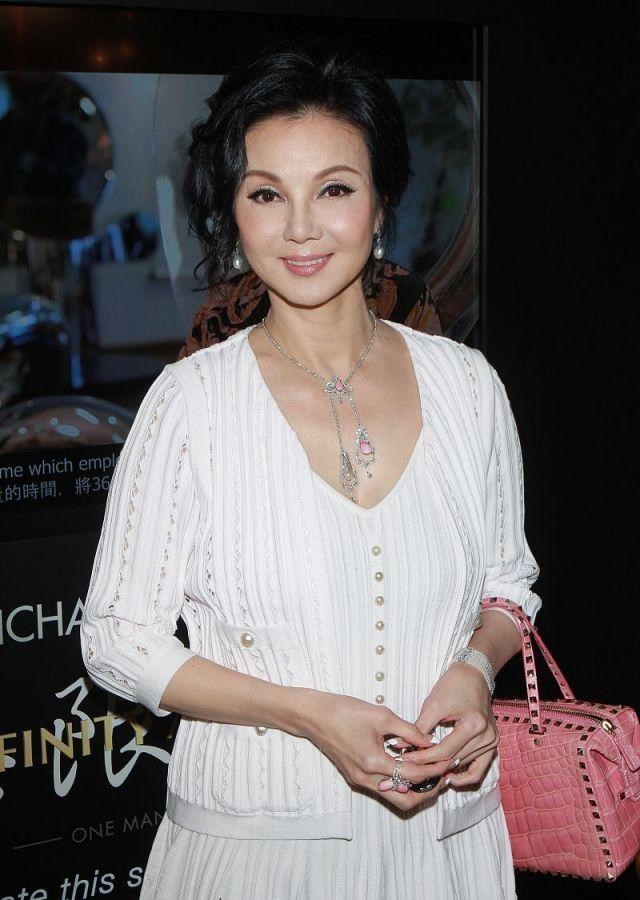 谢玲玲|为百亿豪门生了五个子女，却被扫地出门，现在又得了新冠一度病危