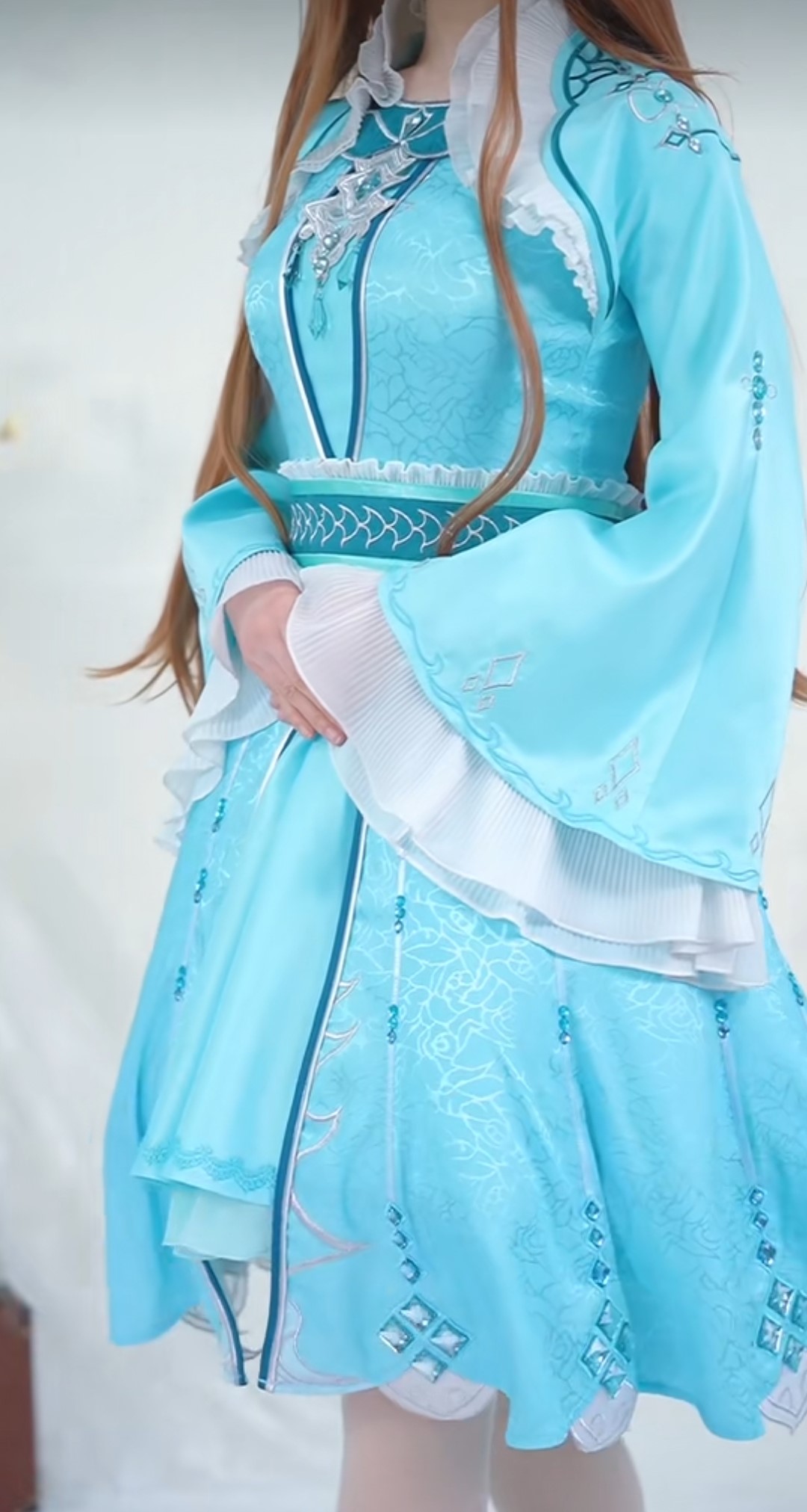 宁荣荣|斗罗大陆：宁荣荣COS来了，穿蕾丝袜腿很粗，白丝袜却是永远的神