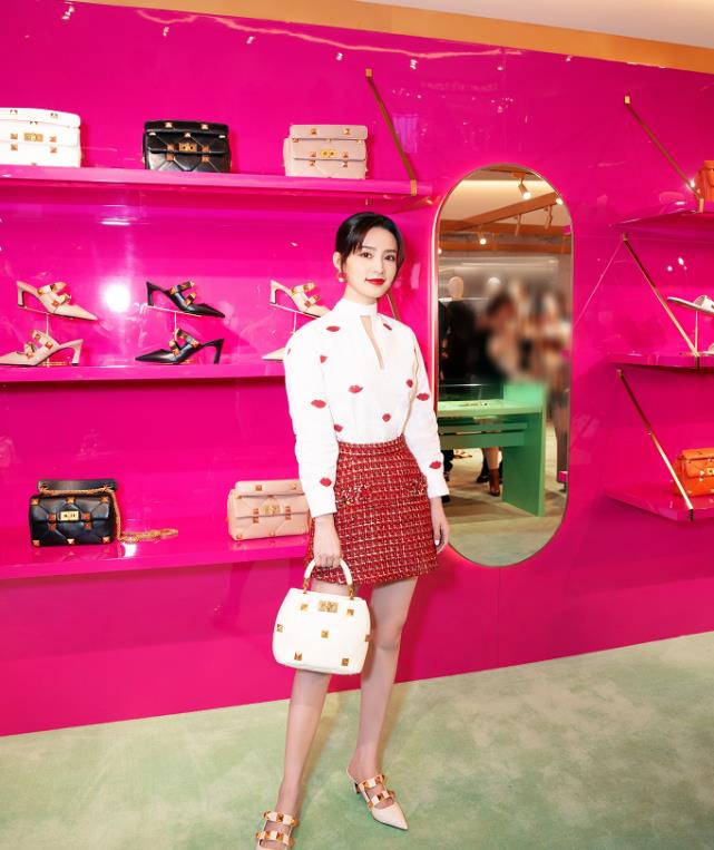 李沁|李沁的身材有多瘦？连小一码的衣服都撑不满，哪个小花比得过