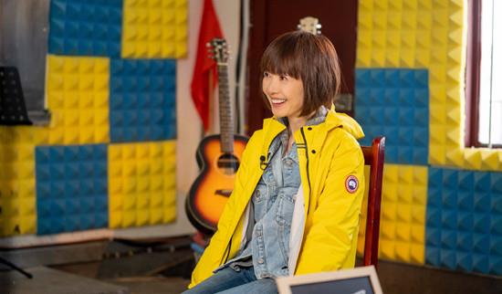 方脸妹说时尚|鲁豫罕见走机场!穿背心配爸爸裤打扮似明星,瘦成麻杆还有曲线美