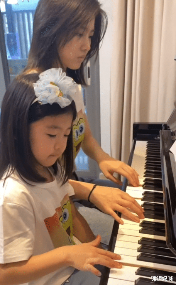 章子怡|继母难当？汪峰携俩女儿给章子怡庆生，弹琴时小苹果“全程黑脸”