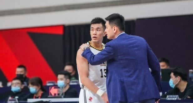 小翔很忙|郭艾伦遭驱逐，郭士强被重罚，为啥受伤的总是辽宁系球员和教练？