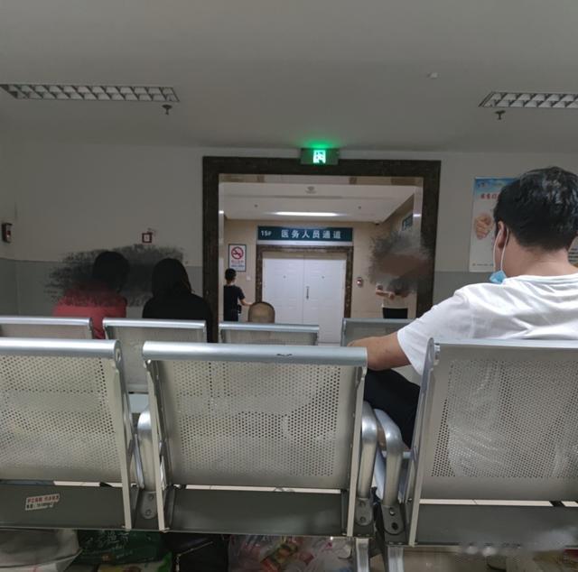 重症监护室 男童坠楼母亲被刺身亡，被问是否需帮助家属：能让小孩活过来吗