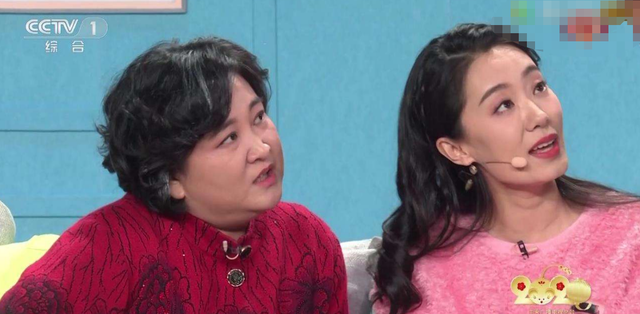 官宣|贾玲张小斐现身春晚彩排！一前一后无交流，穿着厚实低调似路人