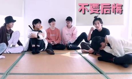 宋亚轩|宋亚轩坐宝宝椅吃饭，发箍戴上像小孩子，对成员的备注很刚