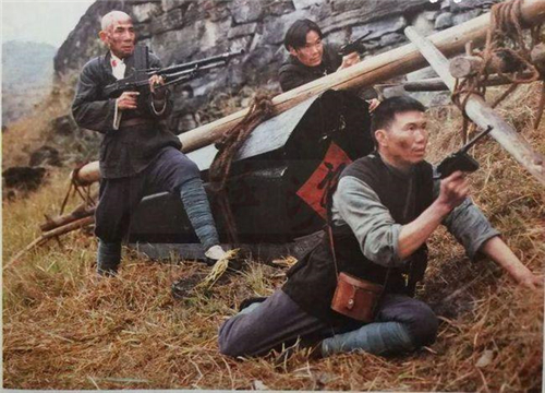 |为祸一方、无恶不作的湘西土匪，有多厉害？看看他们的武器就懂了