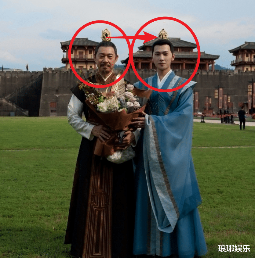 张丰毅|64岁张丰毅和杨洋晒合照，二人同框颜值好高，这身高差我却看愣了